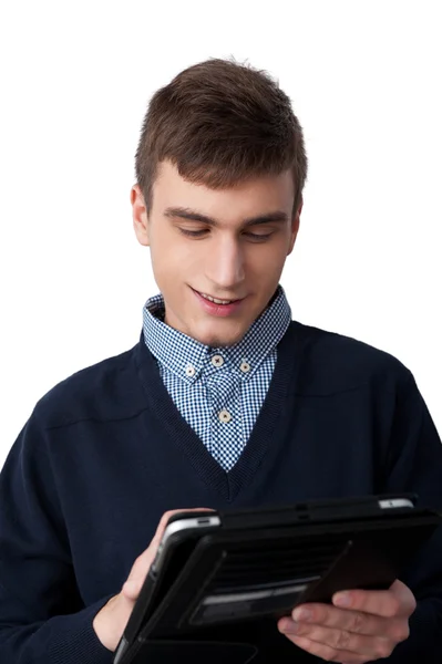 Rindo casual jovem segurando um toque pad tablet pc no fundo branco isolado — Fotografia de Stock