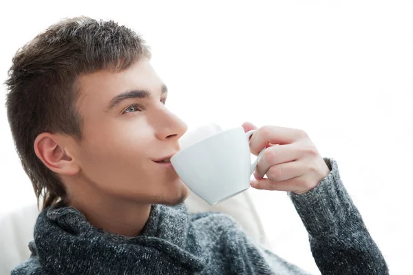 Retrato de un joven tomando café y mirando hacia otro lado — Foto de Stock
