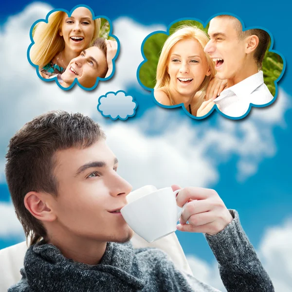 Портрет молодого человека, пьющего кофе, отводящего взгляд и мечтающего о своей паре — стоковое фото