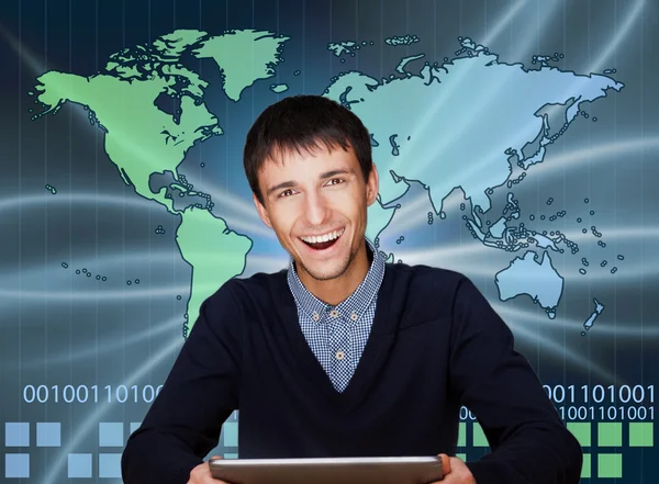 Ein Geschäftsmann nutzt das Internet. eine Landkarte der Erde mit glühenden Punkten von Standorten und Verbindungslinien und Technologiebildern im Hintergrund — Stockfoto