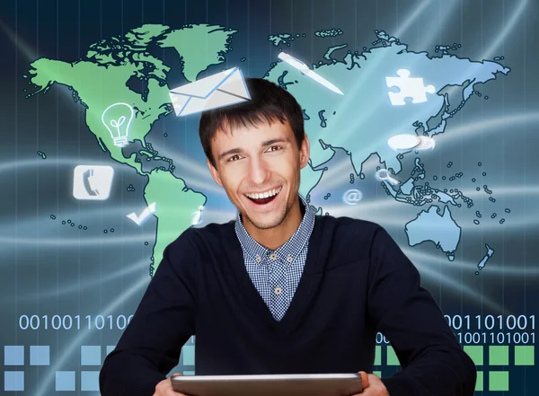 Ein Geschäftsmann nutzt das Internet. eine Landkarte der Erde mit glühenden Punkten von Standorten und Verbindungslinien und Technologiebildern im Hintergrund — Stockfoto