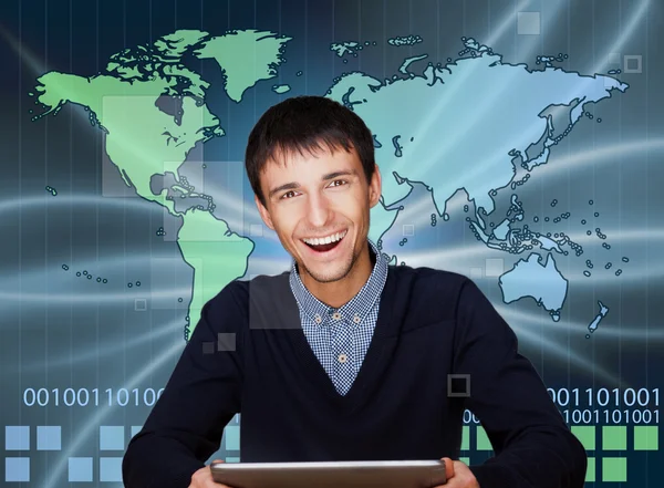 Un uomo d'affari sta usando internet. Una mappa della Terra con punti luminosi di luoghi e linee di connessioni e immagini tecnologiche sullo sfondo — Foto Stock