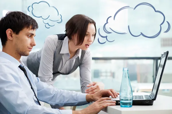 Ein Geschäftsteam aus zwei Kollegen, die ihre Arbeit im Büro planen. leere Wolkenballons ihres Dialogs für Ihren Text und Ihr Logo — Stockfoto
