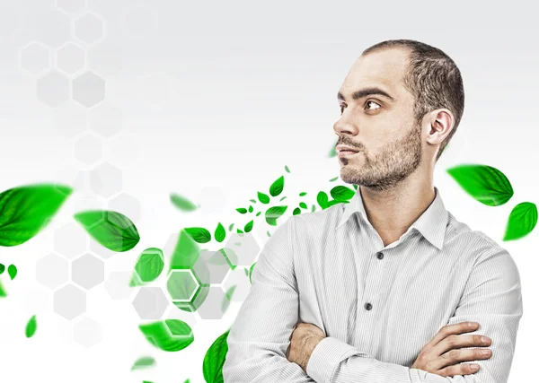 Πορτρέτο του ενηλίκων επιχειρηματίας που στέκεται με τα χέρια διπλωμένα ψηφιακό φόντο με πράσινο ρυάκι φύλλα — Φωτογραφία Αρχείου