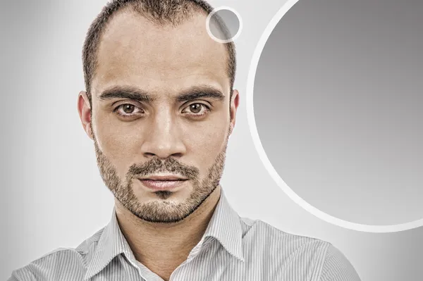 Портрет дорослого бізнесмена, що позує на сірому тлі. Порожня куля з копійкою для вашого тексту і логотипу — стокове фото