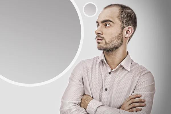 Retrato de empresário adulto posando contra fundo cinza. Balão em branco com copyspace para o seu texto e logotipo — Fotografia de Stock