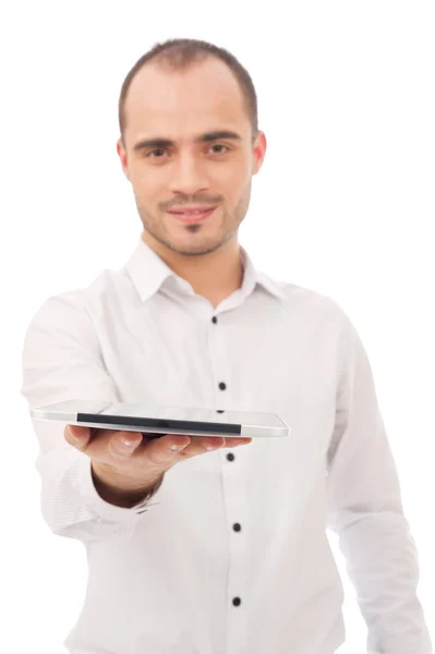 Όμορφος casual νέος άνθρωπος που κρατά ένα μαξιλάρι αφής tablet pc σε απομονωμένες άσπρο φόντο — Φωτογραφία Αρχείου