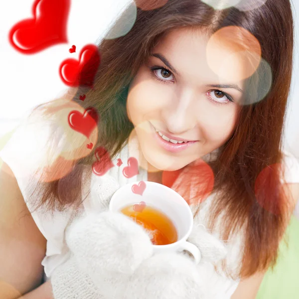 Ημέρα όνειρα - καυκάσιος αμερικανική γυναίκα χαλαρή στο σπίτι, έχοντας ένα φλιτζάνι τσάι. φορώντας κασκόλ μαλλί και γάντια — Φωτογραφία Αρχείου