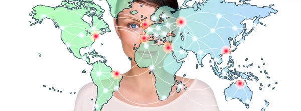 Atrakcyjny brunetka, młoda kobieta w futurystyczny interfejs stoi przed mapa świata z świecące gorących punktów lokalizacji i połączenia linii — Zdjęcie stockowe