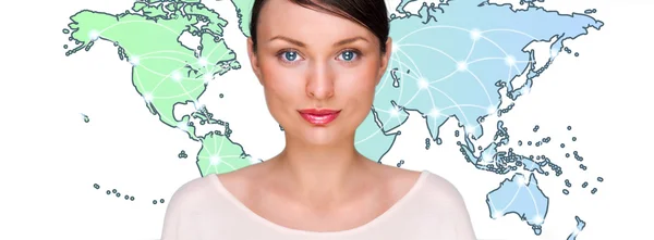 Lockande brunett ung kvinna i futuristiska gränssnitt stående framför världskartan med glödande heta poäng placering och anslutning linjer — Stockfoto