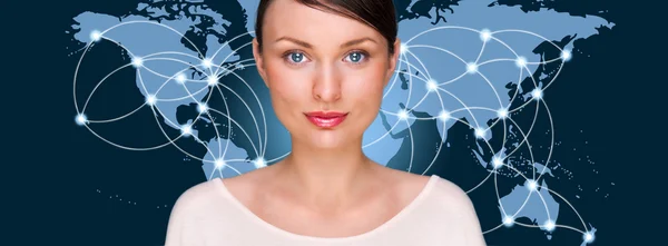 Porträt einer jungen hübschen Frau, die in die Kamera blickt und vor einer Weltkarte mit glühenden Verbindungsleitungen und Serverstandorten steht. globale Internet-Kommunikationstechnologie — Stockfoto