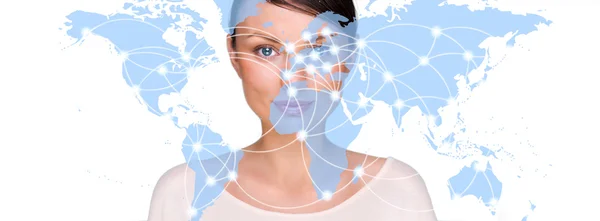 Портрет молодой женщины, стоящей перед большой картой мира и смотрящей в камеру. Расположение серверов и фактические онлайн-соединения отображаются на виртуальной карте. Концепция хостинга — стоковое фото