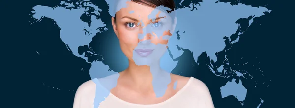 Портрет молодой красивой женщины, смотрящей в камеру с картой на переднем плане на синем фоне — стоковое фото