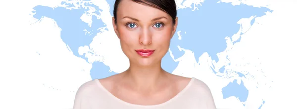 Retrato de jovem bonita mulher olhando para a câmera com mapa no fundo contra fundo branco — Fotografia de Stock