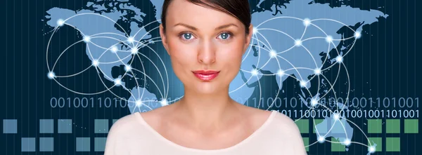 Una mujer de negocios está usando internet. Un mapa de la Tierra con puntos brillantes de ubicaciones y líneas de conexiones e imágenes tecnológicas en el fondo —  Fotos de Stock