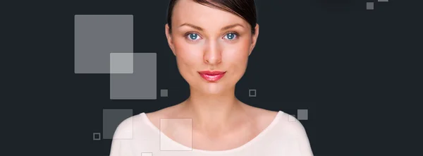 Porträt einer jungen hübschen Frau, die vor blauem Hintergrund steht und in die Kamera blickt. — Stockfoto