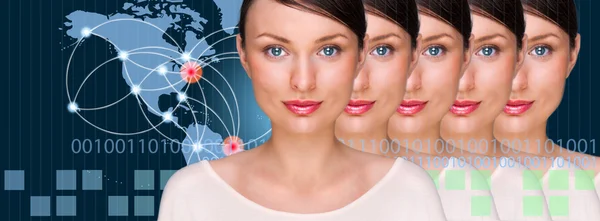 Muitos clones idênticos de mulheres de negócios na frente do mapa mundial digital transparente. Internet online Conceito de produção empresarial — Fotografia de Stock