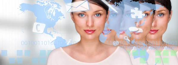 Muitos clones idênticos de mulheres de negócios na frente do mapa mundial digital transparente. Internet online Conceito de produção empresarial — Fotografia de Stock
