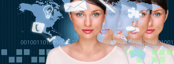 Många identiska affärskvinnor kloner framför digital transparent världskarta. Internet online produktion affärsidé — Stockfoto