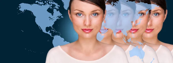 Många identiska affärskvinnor kloner framför digital transparent världskarta. Internet online produktion affärsidé — Stockfoto