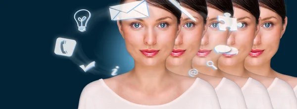 Viele identische Geschäftsfrauen-Klone vor digitaler transparenter Weltkarte. Internet-Online-Geschäft Produktionskonzept — Stockfoto