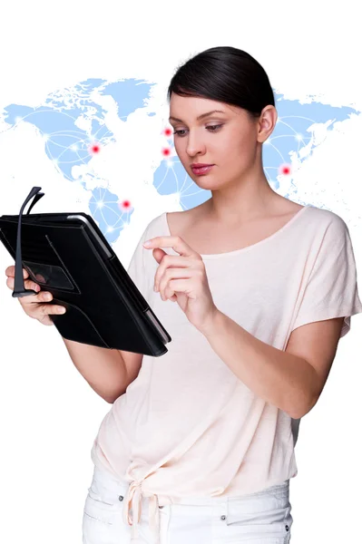 Πορτρέτο της νεαρής γυναίκας που στέκεται μπροστά από το μεγάλο παγκόσμιο χάρτη και κοιτάζοντας τον υπολογιστή tablet — Φωτογραφία Αρχείου