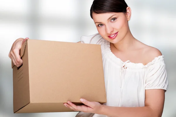 Retrato de cerca de una hermosa mujer adulta sosteniendo una caja en el edificio de oficinas. Nuevo concepto de miembro del personal —  Fotos de Stock