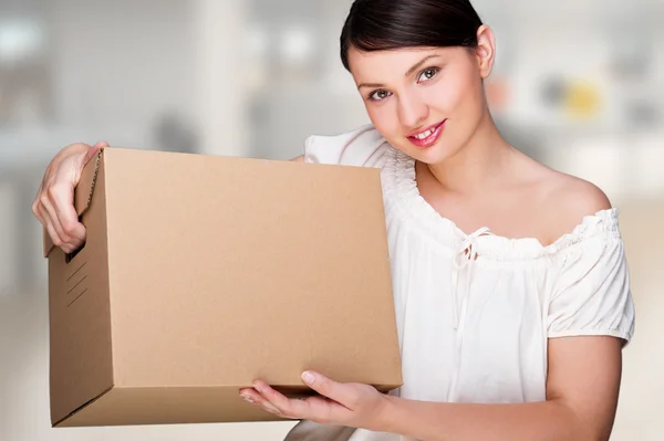 Retrato de close-up de uma mulher adulta bonita segurando uma caixa no prédio de escritórios. Novo conceito de membro do pessoal — Fotografia de Stock