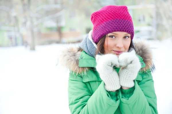 冬季女人在雪地里看着相机外上下雪天的寒冷的冬天。肖像白种人女性模型以外的第一场雪 — 图库照片