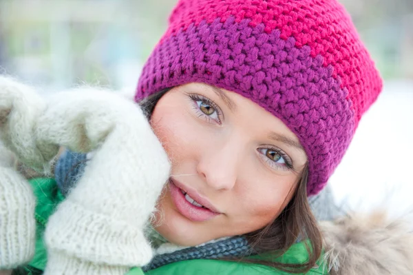 Donna invernale nella neve guardando la macchina fotografica all'esterno su nevicando fredda giornata invernale. Ritratto modello femminile caucasico all'esterno nella prima neve — Foto Stock