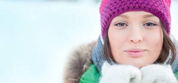 Portrét ženy v zimě parku — Stock fotografie