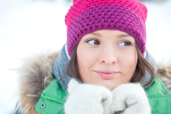 Portrait of a woman in winter park — Stock Photo, Image