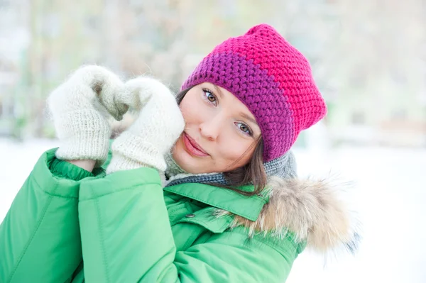 Zima kobieta patrząc w kamerę na zewnątrz na dzień zima zimny śnieg śniegu. portret kaukaski kobiece kobieta model poza w pierwszy śnieg — Zdjęcie stockowe