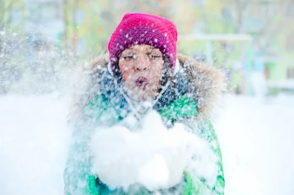 Fille de Noël. Femme d'hiver soufflant de la neige. Vue de face — Photo