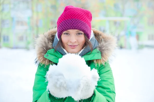 Портрет женщины в зимнем парке — стоковое фото