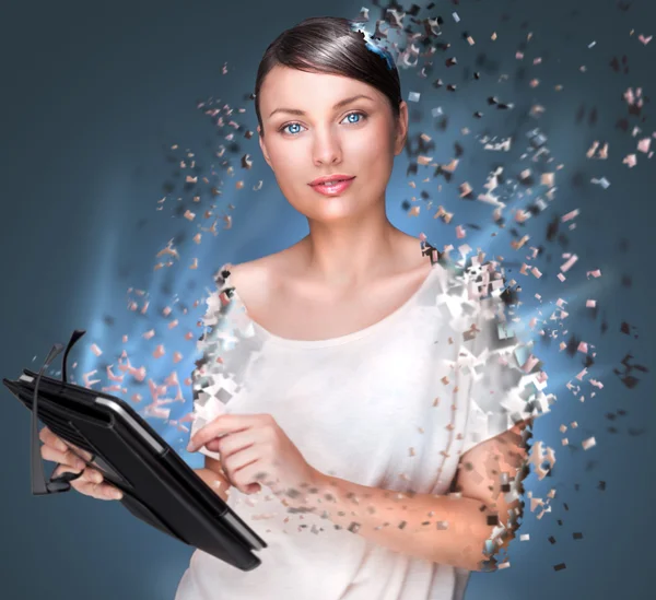 Плакат фотографии молодой красивой женщины, использующей планшетный компьютер и разваливающейся на куски. Концепция виртуальной жизни — стоковое фото