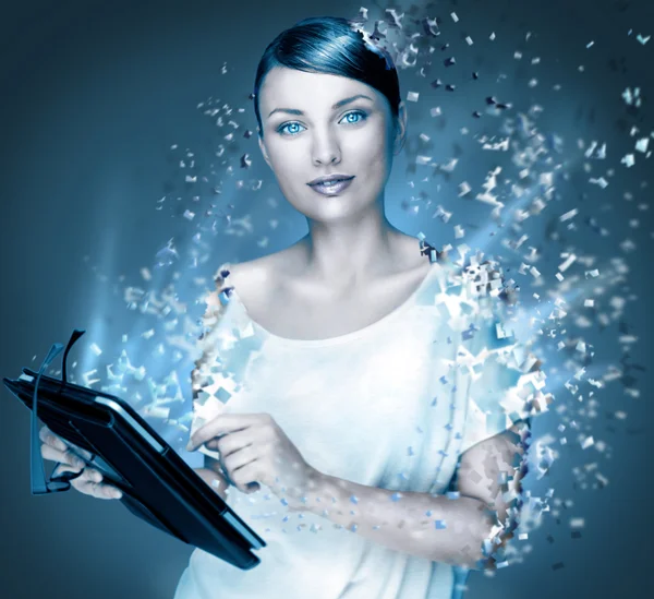 年轻漂亮的女人用她的平板电脑和破碎的海报照片。虚拟生活的概念。冷冻冷看 — 图库照片