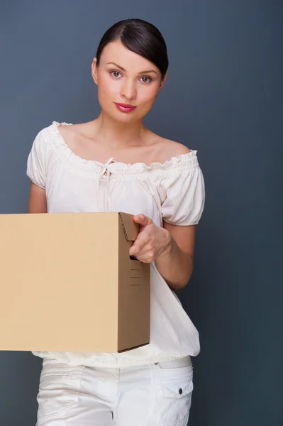 Retrato de close-up de uma jovem com caixa — Fotografia de Stock