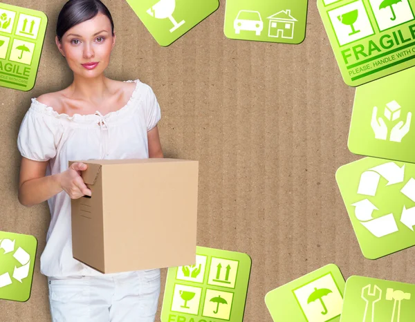 Close-up portret van een jonge vrouw met dozen verplaatsen naar haar nieuwe thuis. vervoerder dienstverleningsconcept — Stockfoto