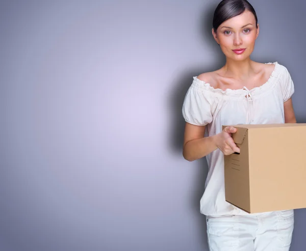 Ritratto ravvicinato di una giovane donna con scatola — Foto Stock