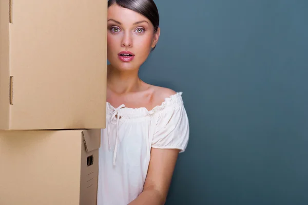 Ritratto ravvicinato di una giovane donna con scatole — Foto Stock