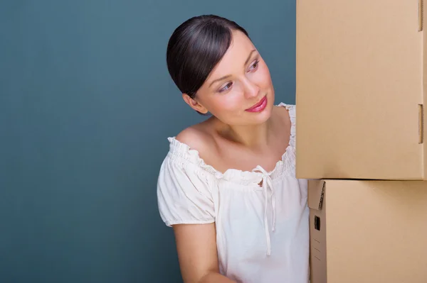Ritratto ravvicinato di una giovane donna con scatole — Foto Stock