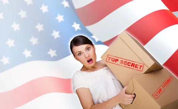 Portré fiatal nő csinos top secret csomag kartondobozban fontos információt Usa nemzeti lobogó ellen — Stock Fotó