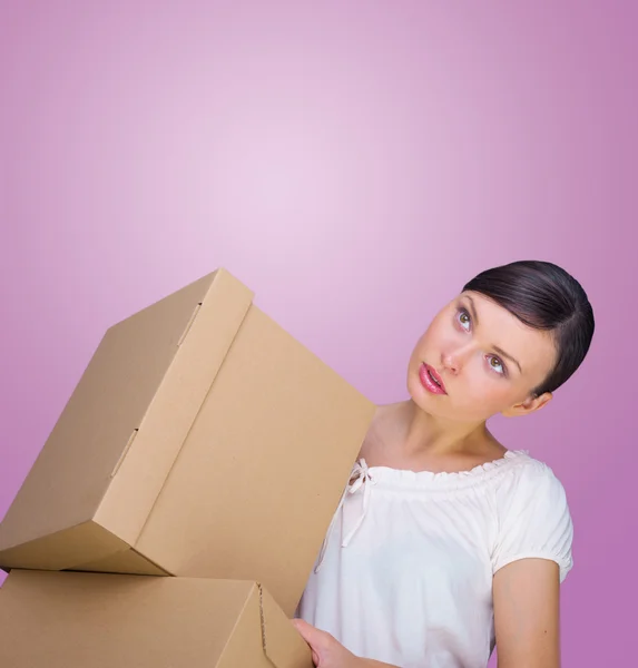 Närbild porträtt av en ung kvinna med låda — Stockfoto