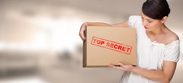 Portrait de jeune jolie femme avec emballage top secret boîte en carton avec des informations importantes — Photo