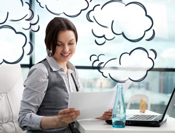 Vacker affärskvinna tittar på dokumentet medan du dricker coola färska mineralvatten på hennes kontor. Tom cloud ballong overhead — Stockfoto
