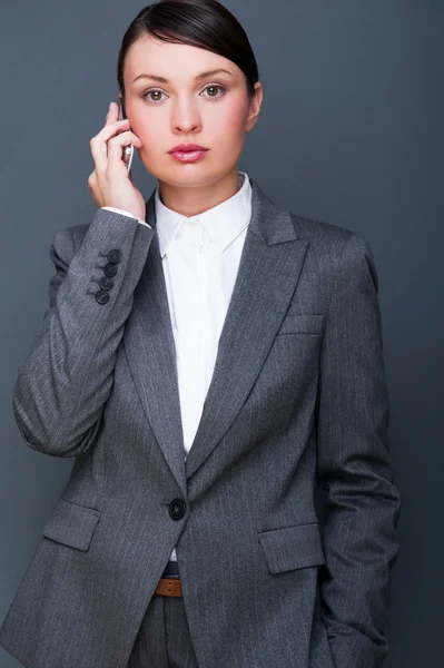 Μόδα πορτρέτο της όμορφης επιχειρηματικής γυναίκα φοράει κοστούμι πολυτέλεια μιλάμε το τηλέφωνό της και κοιτάζοντας την κάμερα — Φωτογραφία Αρχείου
