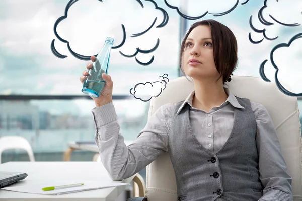Mooie zakenvrouw denken over iets terwijl het drinken van koud vers mineraal water bij haar kantoor. lege wolk ballon overhead — Stockfoto
