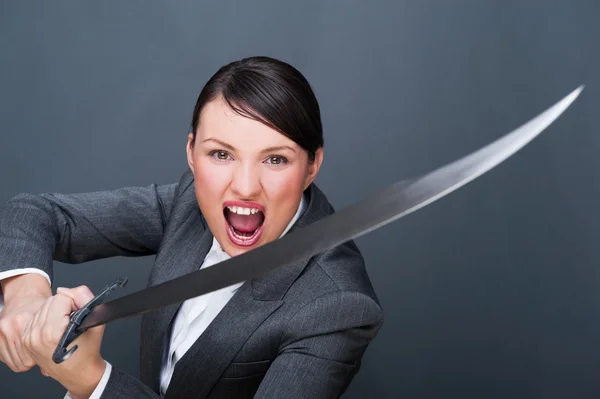 Empresaria mostrando determinación mientras sostiene una espada — Foto de Stock