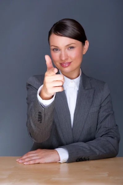 Szczęśliwy biznes kobieta. siedząc w jej miejscu pracy — Zdjęcie stockowe